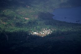 Archipel-des-Comores;-Baie;-Forêt;-France;-Kaleidos;-Kaleidos-images;-La-parole-à-limage;-Laurent-Abad;-Maisons-blanches;-Mayotte;-Océan-Indien;-Stories-Pictures;-Vallée;-Village;-Vue-plongeante